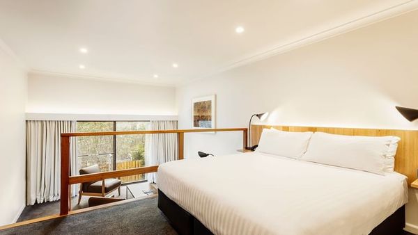 cradle mtn hotel split level king bed