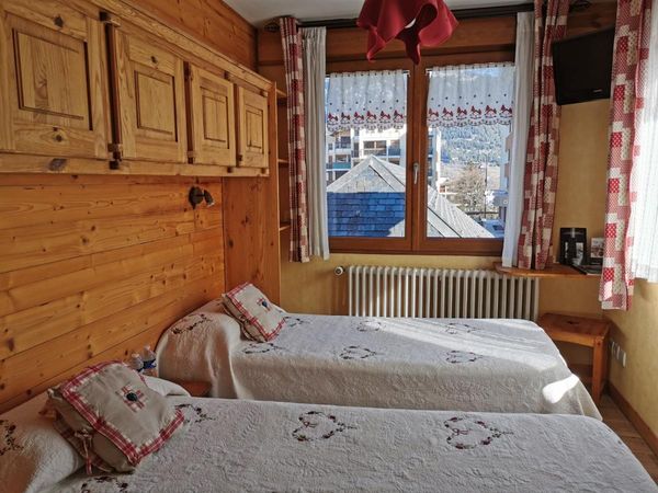 hotel arolla bourg saint maurice bedroom