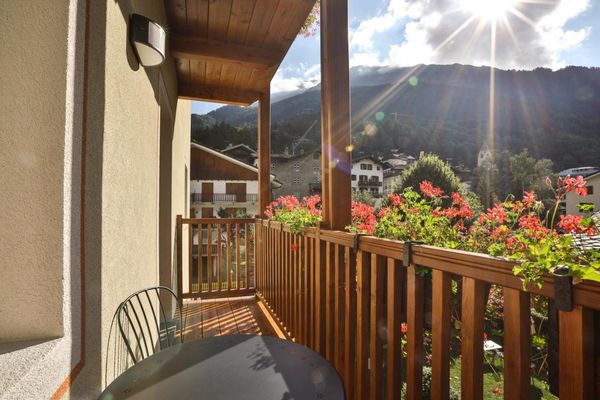 hotel crampon courmayeur outside sunshine