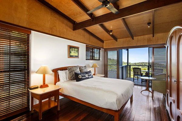 oreillys mountain view queen bedroom