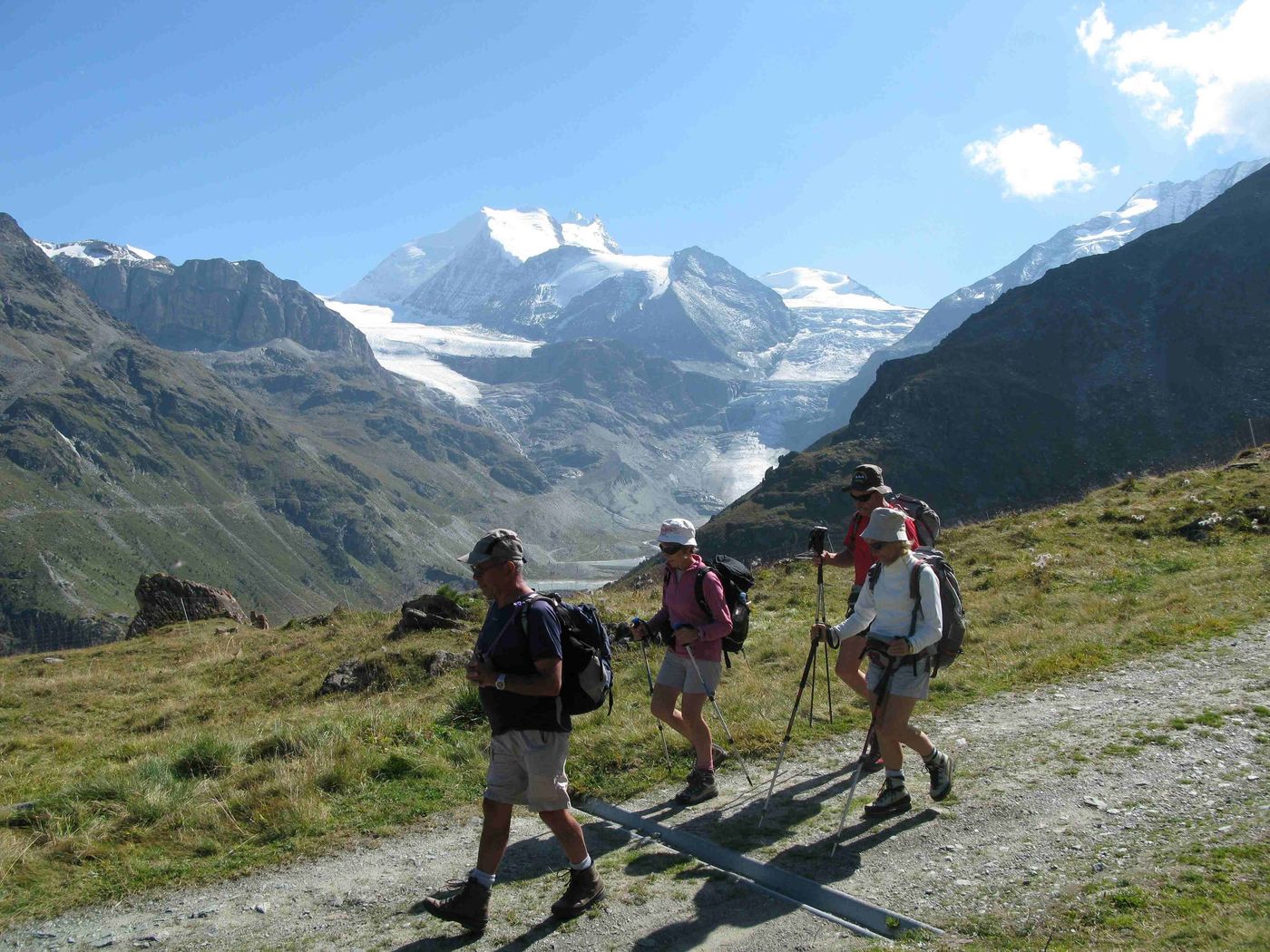 randonneurs devant glacier