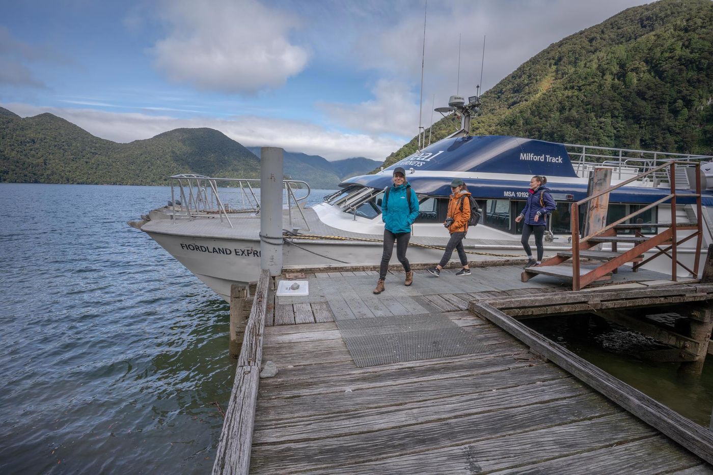 -milford-track-fiordland-express