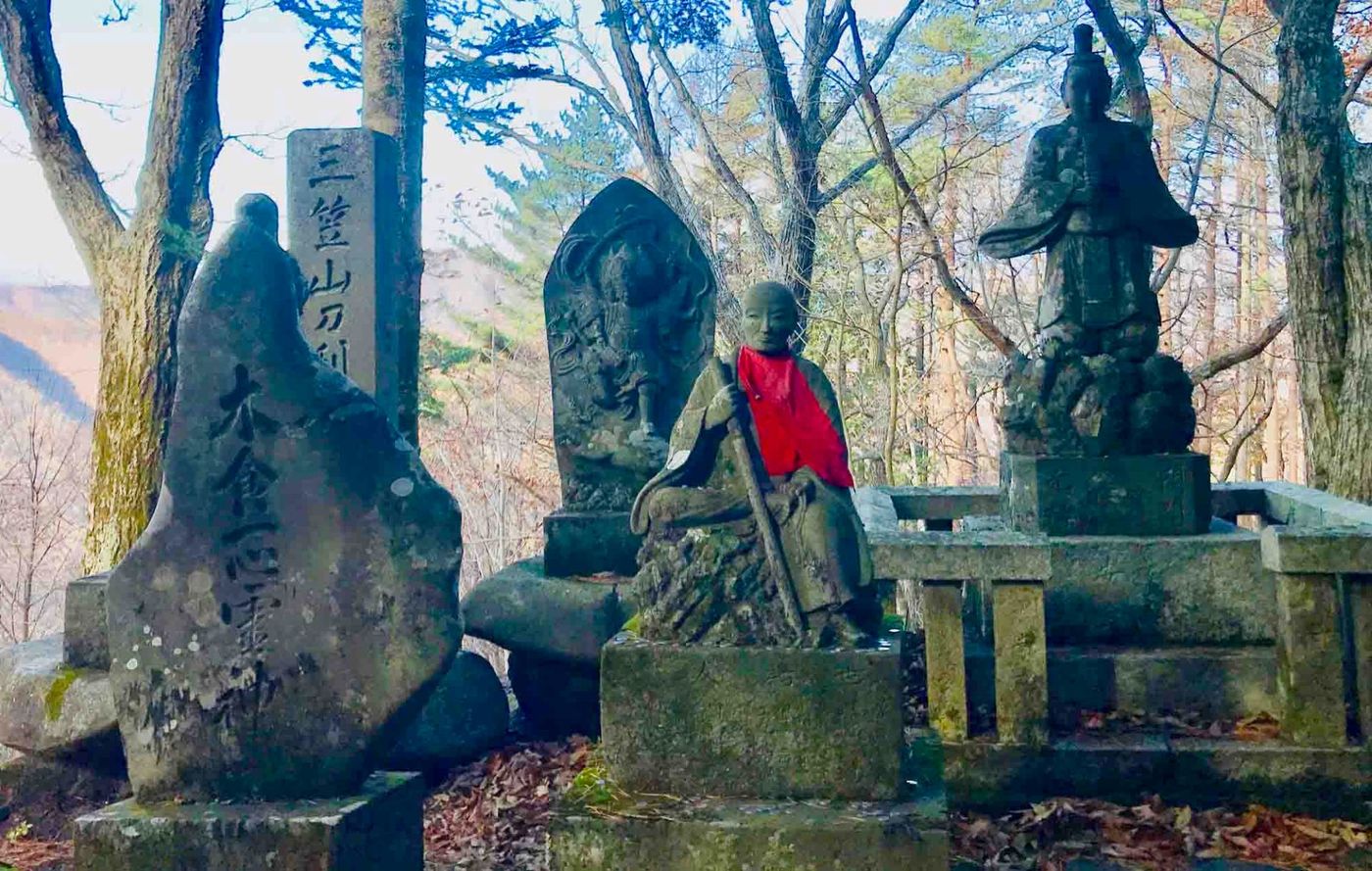 torii-pass-shrine-and-stone-statue-nakasendo